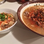 すみれ - ええい面倒だ、一味唐辛子もブチまけろ！  マーボー丼も忘れるナ！  