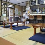 そば処 しいば - 山奥なんで古民家を想像しましたが靴を脱いで店内にあがると居酒屋風の店内です。