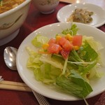 Keizan - ランチにつくサラダと奥がザーサイ