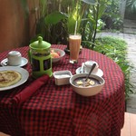 JIWA GUEST HOUSE - 朝食は外で