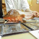 鮨 村上二郎 - 同じく見せてくれます。