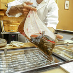 鮨 村上二郎 - 全員に見せてくれます。サービス精神が(≧∇≦)b