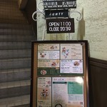 Aunty - 1階から2階に上がる店舗階段
      前に置かれた看板