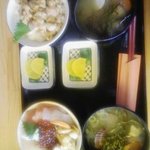 漁師の直売店 浜の母さん食事処 - 海鮮丼とうに丼　海鮮汁付きで各1500円