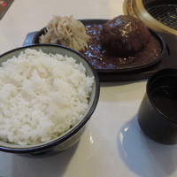 肉の匠 将泰庵 神田店 - 黒毛和牛飲めるハンバーグ御膳のデミグラスソースとご飯（大盛り）、スープ