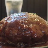 肉の匠 将泰庵 神田店 - 黒毛和牛飲めるハンバーグのデミグラスソース　横から