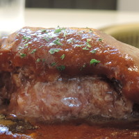 肉の匠 将泰庵 神田店 - 黒毛和牛飲めるハンバーグのデミグラスソース　断面はこんな感じ