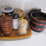 牛舌の店 多津よし - テーブルセット（壺の中は仙台名物南蛮味噌）