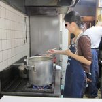 牛舌の店 多津よし - 目の前で焼いています