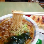 錦州餃子 華味 - ラーメン　麺リフト