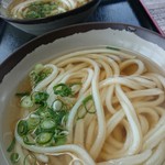 池上製麺所 - 出前:温かけ小、奥:冷かけ小(2016.07.17)