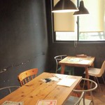 炭火焼ハンバーガー＆ステーキ チェリーズ - 奥の平日は喫煙席。