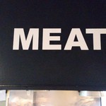 炭火焼ハンバーガー＆ステーキ チェリーズ - カウンター席の上にはMEATと。まだ３０歳手前のオーナーがお肉好きらしい。