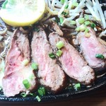 炭火焼ハンバーガー＆ステーキ チェリーズ - 中はレアというよりも生(^-^)。野菜はもやしと浅葱のみ。