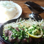 炭火焼ハンバーガー＆ステーキ チェリーズ - ラムステーキ ２００グラム １６００円(税込)  １５時までのランチタイムはご飯無料。写真は大盛＝１合、おかわりも可能。