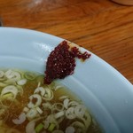 丸信ラーメン - 自家製辛子味噌で味の変化を楽しむ。