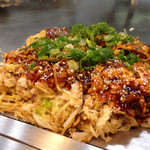 Okonomiyaki Hirano - ライスが入ってる分、やはり高さがありますね〜。ソースは、カープソース！