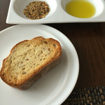 サラマンジェ ド ヨシノ - パンはデュカ（エジプト料理のスパイス）とオリーブオイルで頂きます