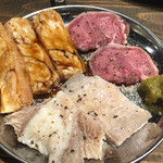 裏なんば 焼肉 虎にツノ - おまかせ3種盛り・豚タン,センマイ,サンドミノ