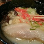 豚骨ラーメン ぜろや - 塩とんこつに紅生姜を…