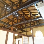 日本料理 桜坂 - 天井の梁