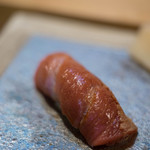 鮨 猪股 - 鮪（しび）肥肉（あぶらみ）醤油漬（しやうゆづけ）、ーー上（うへ）からーー