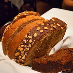 Gallaghers STEAKHOUSE - これだけで満腹なパンもアメリカンな豪快さ