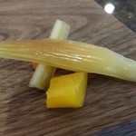 イタリアン バール ラ ファミーリア - 【H28.6.30】アペリティーボタイム。プロセッコ＋小皿３品＝８００円
      