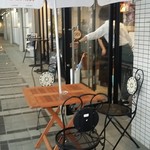 イタリアン バール ラ ファミーリア - 【H28.6.30】アペリティーボタイム。２杯目はカサル ディ セッラ 。お外に移動。