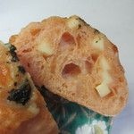 Mugi No Kicchin - 旬のトマトと抜群に相性の良いチーズを組み合わせた季節限定のパンです。
      