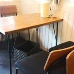 ワン・ツー・ドン - こんな４人掛が３つとカウンター席が６つ。