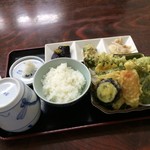 もりと野菜の天ぷら。
          税込900円。
          美味し。