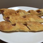 粉とクリーム - 食べやすい長さに切断。  自宅にて