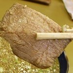 菜菜 - チャーシューは２切れで、こちらはあっさりした部位