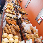 ブーランジェヤマダ - バリエーション豊かなパンが並びます