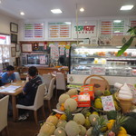 トップフルーツ八百文 - 店内は狭いです。