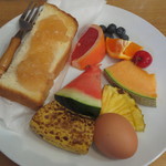 トースト1/2枚、ゆでたまご、フルーツいっぱい♪