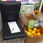 トップフルーツ八百文 - 人数と名前を書いて待ちます･･･。