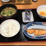 街かど屋 - 焼鮭の朝定食:470円、豚汁に変更:+70円