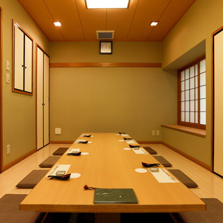 接待・会食にぴったりの掘りごたつの個室。窓もありますので、換気もできます。