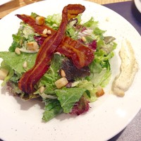 ガーデンキッチン かるめら - パルメザンチーズのシーザーサラダ(1140円〜)