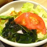 Ohitsugohan Shiroku Jichuu - レタス、トマト、ワカメのサラダ。