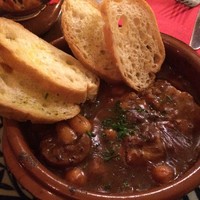 sangria 青山店 - 静岡麦豚のエスパニョーラ 980円。良質な豚の味わいを活かしたコクのあるソースが、バゲットにも抜群に合っています！