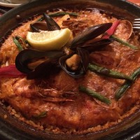 sangria 青山店 - 魚介のミックスパエリア 2,600円。魚介の味わいをとっぷりと生米が吸い上げています。やはり、専門店のパエリアの味は一味も二味も違います！