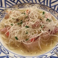 sangria 青山店 - 天然鯛のカルパッチョ。ビネガーの酸味が爽やかな一品です。