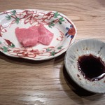 Yakiniku Sudou - いちぼの刺身　赤身の旨味を黒トリュフオイルの醤油が引き立てます