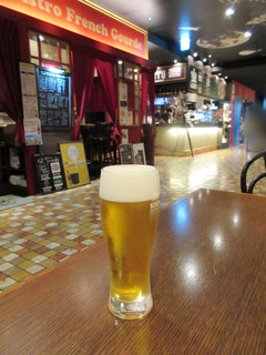 Hyoutanya - 店舗まわりのフリーテーブルで、生ビール 450円+税
