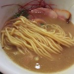 麺屋 號tetu - やや平たい低加水の中太麺