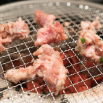 ホルモン焼幸永 - 2016.7 炭火の七輪で豚骨タタキを焼いています