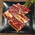 炭火焼肉 新家 - 骨付きカルビ